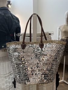 rieten strandtas met grote zilveren pailletten
