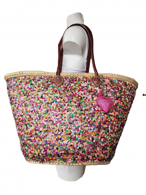 rieten strandtas multi model boho 37,95 Super gave rieten strandtas multi model boho Onze Westmoodz collectie rieten strandtassen zijn handmade gevlochten tassen… de pailletten zijn er stuk voor stuk opgenaaid waardoor ze stevig vast zitten op het riet. De rieten strandtas is afgewerkt met extra lange hengsels, zodat deze makkelijk op de schouders kan worden gedragen. De hengsels zitten vast aan de tas met metalen spikes, waardoor het geen probleem is om lekker veel spullen/gewicht mee te nemen. Dat maakt ze heel handig en leuk als shopper…maar helemaal geweldig voor een dagje on the beach! De strandtas heeft een afsluitbare binnenvoering met tunnelkoord. Onze rieten strandtassen worden hand gemaakt in Marrakech. Het strandtas op de foto is model boho Model boho heeft een open gevlochten rietrand Boho BIG size 35cm hoog – 45cm breed