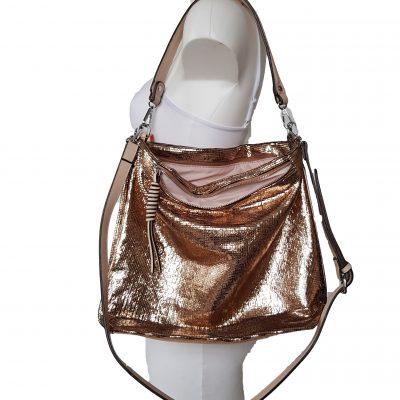 glanstas rosé goud 29,95 Deze super leuke glanstas rosé goud is gemaakt van een soepel vallende stof waar door de tas lekker nonchalant valt. De binnenvoering is opvallend roze met twee vakken ritsen aan de binnenkant. De bovenkant heeft een hoofdrits, en aan beide zijkanten een voorrits. De tas wordt geleverd met twee hengsels in verschillende lengtes om te dragen als handtas of schoudertas. Aan de zijkanten aan de ritsen zit een leuke versiering in de vorm van een leren knoopje. Deze tas is een echte eyecatcher en geeft een super zomers gevoel van zon strand en bling bling
