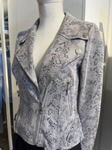 biker jasje slangenprint grijs