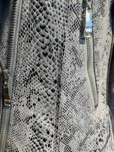 biker jasje slangenprint grijs