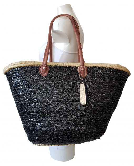 rieten strandtas boho black 37,95 Super gave rieten strandtas met zwarte pailletten Onze Westmoodz collectie rieten strandtassen zijn handmade gevlochten tassen… de pailletten zijn er stuk voor stuk opgenaaid waardoor ze stevig vast zitten op het riet. De rieten strandtas is afgewerkt met extra lange hengsels, zodat deze makkelijk op de schouders kan worden gedragen. De hengsels zitten vast aan de tas met metalen spikes, waardoor het geen probleem is om lekker veel spullen/gewicht mee te nemen. Dat maakt ze heel handig en leuk als shopper…maar helemaal geweldig voor een dagje on the beach! De strandtas heeft een afsluitbare binnenvoering met tunnelkoord. Onze rieten strandtassen worden hand gemaakt in Marrakech. Het strandtas op de foto is model ibiza Model ibi