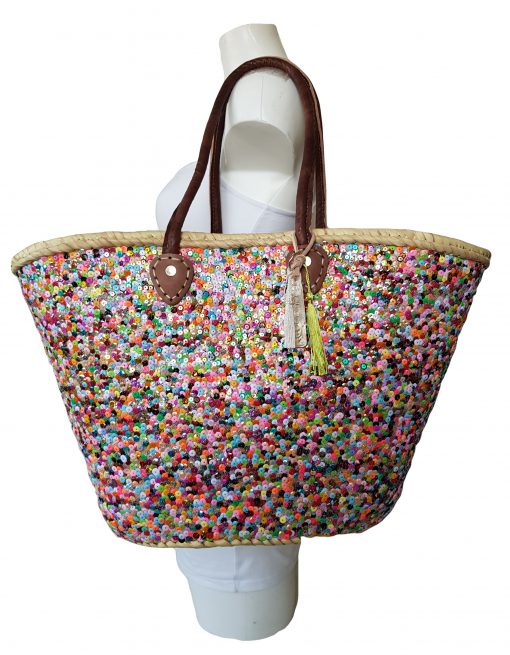 rieten strandtas met kleurtjes 39,95 Super gave rieten strandtas met gekleurde pailletten Onze Westmoodz collectie rieten strandtassen zijn handmade gevlochten tassen… de pailletten zijn er stuk voor stuk opgenaaid waardoor ze stevig vast zitten op het riet. De rieten strandtas is afgewerkt met extra lange hengsels, zodat deze makkelijk op de schouders kan worden gedragen. De hengsels zitten vast aan de tas met metalen spikes, waardoor het geen probleem is om lekker veel spullen/gewicht mee te nemen. Dat maakt ze heel handig en leuk als shopper…maar helemaal geweldig voor een dagje on the beach! De strandtas heeft een afsluitbare binnenvoering met tunnelkoord. Onze rieten strandtassen worden hand gemaakt in Marrakech. Het strandtas op de foto is model ibiza Model ibiza heeft een open gevlochten rietrand Boho BIG size 35cm hoog – 45cm breed
