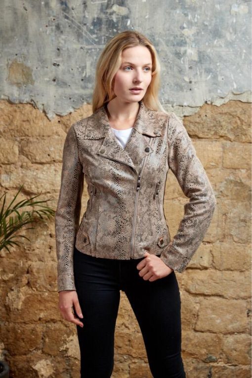Biker jasje slangenprint is perfect voor fashionistas die op zoek zijn naar een unieke en gedurfde toevoeging aan hun garderobe. Het jasje is vervaardigd uit hoogwaardig stretchmateriaal, dat zorgt voor een comfortabele en flatterende pasvorm. **Kenmerken:** - **Slangenprint:** Het opvallende slangenmotief geeft het jasje een edgy uitstraling en maakt het een statement piece. De print komt in verschillende kleuren, waardoor er voor iedereen een geschikt model is. - **Model:** Het biker ontwerp is tijdloos en voegt een stoere vibe toe aan elke outfit. De getailleerde snit accentueert de vrouwelijke vormen, terwijl het stretchmateriaal zorgt voor optimale bewegingsvrijheid. - **Voorkant Rits:** Het jasje is voorzien van een sterke rits aan de voorkant, wat niet alleen praktisch is maar ook een trendy detail toevoegt aan de stijl. - **Zakken:** Met twee functionele zakjes aan de voorkant biedt dit jasje niet alleen stijl, maar ook handige opbergruimte voor kleine benodigdheden. **Ideaal voor:** Dit biker jasje is perfect voor casual outfits, maar kan ook gedragen worden voor een avond uit of bij speciale gelegenheden. Draag het met een simpele top en jeans voor een ontspannen look, of combineer het met een elegante jurk om een edgy twist te geven aan je outfit. Kortom, dit slangenprint biker jasje is een must-have voor elke modebewuste vrouw die graag haar persoonlijke stijl wil uitdragen met een vleugje avontuur.
