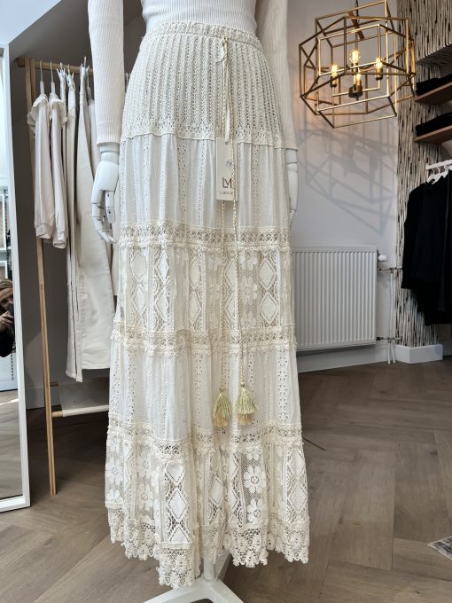 rok ibiza kant zand super leuke rok met verschillende lagen kant heerlijke luchtige katoen kwaliteit. Mooie lange lengte, met een dun elastiek in de taille waardoor deze rok one size gaat van maat 34 tot 44 heel elastisch oprekbaar...leuke details in het kant zeer goede kwalteit afgewerkt met gouden klosjes