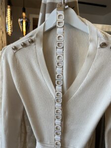 strechriem glitter Dior look Onze stijlvolle stretchriem met schakels, geïnspireerd door de iconische stijlen van Gucci, Chanel en Hermès. Deze riem combineert mode en functionaliteit, Het is one-size strech van mt 34™42 waardoor je altijd verzekerd bent van de perfecte pasvorm. Dankzij de elastische band die zich moeiteloos aanpast aan je taille, hoef je je nooit meer zorgen te maken over de maat.- **Elastisch En Aanpasbaar:** De hoogwaardige elastische band zorgt voor een comfortabele en flexibele pasvorm, geschikt voor elke gelegenheid.- **Stijlvolle Schakels:** De unieke schakels geven een luxe uitstraling en maken deze riem tot het perfecte accessoire voor elke outfit.- **Kleurvariaties:** Beschikbaar in diverse kleuren, zodat je altijd een stijl kunt kiezen die bij jouw persoonlijke smaak en look past.- **Veelzijdig Gebruik:** Perfect voor zowel casual als formele outfits, en een ideale aanvulling voor zowel je dagelijkse garderobe als speciale gelegenheden.Voeg een vleugje luxe toe aan je look met onze stretchriem met schakels – de ideale mix van comfort en stijl!