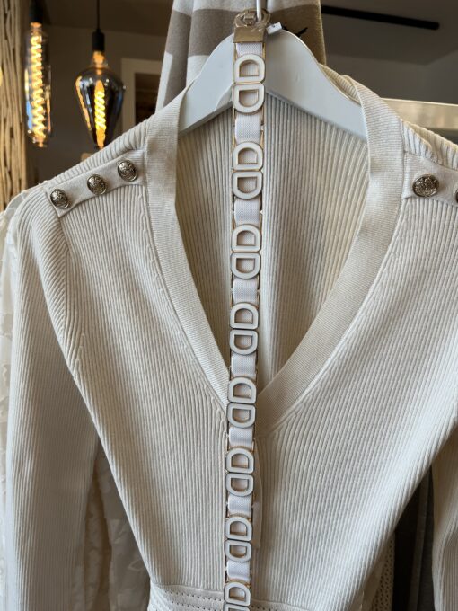 strechriem glitter Dior look Onze stijlvolle stretchriem met schakels, geïnspireerd door de iconische stijlen van Gucci, Chanel en Hermès. Deze riem combineert mode en functionaliteit, Het is one-size strech van mt 34™42 waardoor je altijd verzekerd bent van de perfecte pasvorm. Dankzij de elastische band die zich moeiteloos aanpast aan je taille, hoef je je nooit meer zorgen te maken over de maat.- **Elastisch En Aanpasbaar:** De hoogwaardige elastische band zorgt voor een comfortabele en flexibele pasvorm, geschikt voor elke gelegenheid.- **Stijlvolle Schakels:** De unieke schakels geven een luxe uitstraling en maken deze riem tot het perfecte accessoire voor elke outfit.- **Kleurvariaties:** Beschikbaar in diverse kleuren, zodat je altijd een stijl kunt kiezen die bij jouw persoonlijke smaak en look past.- **Veelzijdig Gebruik:** Perfect voor zowel casual als formele outfits, en een ideale aanvulling voor zowel je dagelijkse garderobe als speciale gelegenheden.Voeg een vleugje luxe toe aan je look met onze stretchriem met schakels – de ideale mix van comfort en stijl!