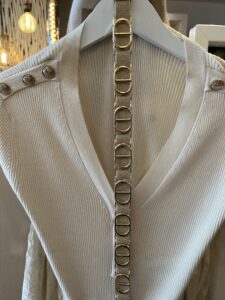 riem strech schakels Dior look Onze stijlvolle stretchriem met schakels, geïnspireerd door de iconische stijlen van Gucci, Chanel en Hermès. Deze riem combineert mode en functionaliteit, Het is one-size strech van mt 34™42 waardoor je altijd verzekerd bent van de perfecte pasvorm. Dankzij de elastische band die zich moeiteloos aanpast aan je taille, hoef je je nooit meer zorgen te maken over de maat.- **Elastisch En Aanpasbaar:** De hoogwaardige elastische band zorgt voor een comfortabele en flexibele pasvorm, geschikt voor elke gelegenheid.- **Stijlvolle Schakels:** De unieke schakels geven een luxe uitstraling en maken deze riem tot het perfecte accessoire voor elke outfit.- **Kleurvariaties:** Beschikbaar in diverse kleuren, zodat je altijd een stijl kunt kiezen die bij jouw persoonlijke smaak en look past.- **Veelzijdig Gebruik:** Perfect voor zowel casual als formele outfits, en een ideale aanvulling voor zowel je dagelijkse garderobe als speciale gelegenheden.Voeg een vleugje luxe toe aan je look met onze stretchriem met schakels – de ideale mix van comfort en stijl!