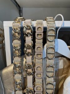riem strech schakels Dior look Onze stijlvolle stretchriem met schakels, geïnspireerd door de iconische stijlen van Gucci, Chanel en Hermès. Deze riem combineert mode en functionaliteit, Het is one-size strech van mt 34™42 waardoor je altijd verzekerd bent van de perfecte pasvorm. Dankzij de elastische band die zich moeiteloos aanpast aan je taille, hoef je je nooit meer zorgen te maken over de maat.- **Elastisch En Aanpasbaar:** De hoogwaardige elastische band zorgt voor een comfortabele en flexibele pasvorm, geschikt voor elke gelegenheid.- **Stijlvolle Schakels:** De unieke schakels geven een luxe uitstraling en maken deze riem tot het perfecte accessoire voor elke outfit.- **Kleurvariaties:** Beschikbaar in diverse kleuren, zodat je altijd een stijl kunt kiezen die bij jouw persoonlijke smaak en look past.- **Veelzijdig Gebruik:** Perfect voor zowel casual als formele outfits, en een ideale aanvulling voor zowel je dagelijkse garderobe als speciale gelegenheden.Voeg een vleugje luxe toe aan je look met onze stretchriem met schakels – de ideale mix van comfort en stijl!