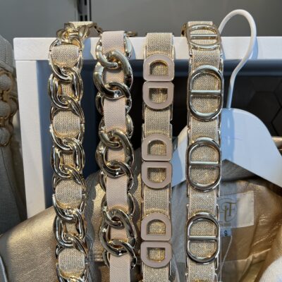 riem strech schakels Dior look Onze stijlvolle stretchriem met schakels, geïnspireerd door de iconische stijlen van Gucci, Chanel en Hermès. Deze riem combineert mode en functionaliteit, Het is one-size strech van mt 34™42 waardoor je altijd verzekerd bent van de perfecte pasvorm. Dankzij de elastische band die zich moeiteloos aanpast aan je taille, hoef je je nooit meer zorgen te maken over de maat.- **Elastisch En Aanpasbaar:** De hoogwaardige elastische band zorgt voor een comfortabele en flexibele pasvorm, geschikt voor elke gelegenheid.- **Stijlvolle Schakels:** De unieke schakels geven een luxe uitstraling en maken deze riem tot het perfecte accessoire voor elke outfit.- **Kleurvariaties:** Beschikbaar in diverse kleuren, zodat je altijd een stijl kunt kiezen die bij jouw persoonlijke smaak en look past.- **Veelzijdig Gebruik:** Perfect voor zowel casual als formele outfits, en een ideale aanvulling voor zowel je dagelijkse garderobe als speciale gelegenheden.Voeg een vleugje luxe toe aan je look met onze stretchriem met schakels – de ideale mix van comfort en stijl!