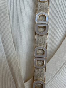 riem strech schakels Dior look Onze stijlvolle stretchriem met schakels, geïnspireerd door de iconische stijlen van Gucci, Chanel en Hermès. Deze riem combineert mode en functionaliteit, Het is one-size strech van mt 34™42 waardoor je altijd verzekerd bent van de perfecte pasvorm. Dankzij de elastische band die zich moeiteloos aanpast aan je taille, hoef je je nooit meer zorgen te maken over de maat.- **Elastisch En Aanpasbaar:** De hoogwaardige elastische band zorgt voor een comfortabele en flexibele pasvorm, geschikt voor elke gelegenheid.- **Stijlvolle Schakels:** De unieke schakels geven een luxe uitstraling en maken deze riem tot het perfecte accessoire voor elke outfit.- **Kleurvariaties:** Beschikbaar in diverse kleuren, zodat je altijd een stijl kunt kiezen die bij jouw persoonlijke smaak en look past.- **Veelzijdig Gebruik:** Perfect voor zowel casual als formele outfits, en een ideale aanvulling voor zowel je dagelijkse garderobe als speciale gelegenheden.Voeg een vleugje luxe toe aan je look met onze stretchriem met schakels – de ideale mix van comfort en stijl!