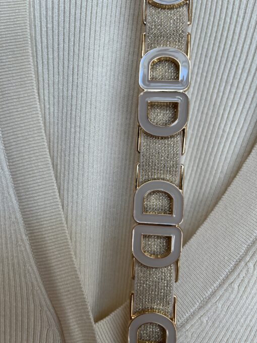 riem strech schakels Dior look Onze stijlvolle stretchriem met schakels, geïnspireerd door de iconische stijlen van Gucci, Chanel en Hermès. Deze riem combineert mode en functionaliteit, Het is one-size strech van mt 34™42 waardoor je altijd verzekerd bent van de perfecte pasvorm. Dankzij de elastische band die zich moeiteloos aanpast aan je taille, hoef je je nooit meer zorgen te maken over de maat.- **Elastisch En Aanpasbaar:** De hoogwaardige elastische band zorgt voor een comfortabele en flexibele pasvorm, geschikt voor elke gelegenheid.- **Stijlvolle Schakels:** De unieke schakels geven een luxe uitstraling en maken deze riem tot het perfecte accessoire voor elke outfit.- **Kleurvariaties:** Beschikbaar in diverse kleuren, zodat je altijd een stijl kunt kiezen die bij jouw persoonlijke smaak en look past.- **Veelzijdig Gebruik:** Perfect voor zowel casual als formele outfits, en een ideale aanvulling voor zowel je dagelijkse garderobe als speciale gelegenheden.Voeg een vleugje luxe toe aan je look met onze stretchriem met schakels – de ideale mix van comfort en stijl!