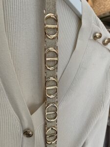 riem elastiek met gouden schakels Onze stijlvolle stretchriem met schakels, geïnspireerd door de iconische stijlen van Gucci, Chanel en Hermès. Deze riem combineert mode en functionaliteit, Het is one-size strech van mt 34™42 waardoor je altijd verzekerd bent van de perfecte pasvorm. Dankzij de elastische band die zich moeiteloos aanpast aan je taille, hoef je je nooit meer zorgen te maken over de maat.- **Elastisch En Aanpasbaar:** De hoogwaardige elastische band zorgt voor een comfortabele en flexibele pasvorm, geschikt voor elke gelegenheid.- **Stijlvolle Schakels:** De unieke schakels geven een luxe uitstraling en maken deze riem tot het perfecte accessoire voor elke outfit.- **Kleurvariaties:** Beschikbaar in diverse kleuren, zodat je altijd een stijl kunt kiezen die bij jouw persoonlijke smaak en look past.- **Veelzijdig Gebruik:** Perfect voor zowel casual als formele outfits, en een ideale aanvulling voor zowel je dagelijkse garderobe als speciale gelegenheden.Voeg een vleugje luxe toe aan je look met onze stretchriem met schakels – de ideale mix van comfort en stijl!