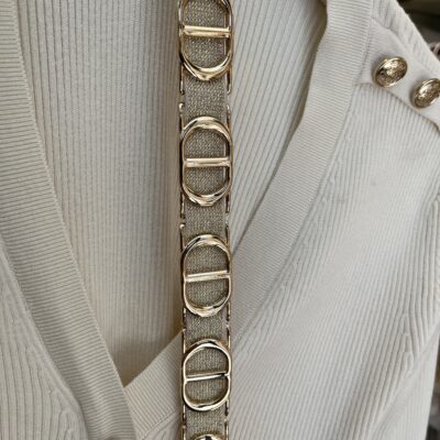 riem elastiek met gouden schakels Onze stijlvolle stretchriem met schakels, geïnspireerd door de iconische stijlen van Gucci, Chanel en Hermès. Deze riem combineert mode en functionaliteit, Het is one-size strech van mt 34™42 waardoor je altijd verzekerd bent van de perfecte pasvorm. Dankzij de elastische band die zich moeiteloos aanpast aan je taille, hoef je je nooit meer zorgen te maken over de maat.- **Elastisch En Aanpasbaar:** De hoogwaardige elastische band zorgt voor een comfortabele en flexibele pasvorm, geschikt voor elke gelegenheid.- **Stijlvolle Schakels:** De unieke schakels geven een luxe uitstraling en maken deze riem tot het perfecte accessoire voor elke outfit.- **Kleurvariaties:** Beschikbaar in diverse kleuren, zodat je altijd een stijl kunt kiezen die bij jouw persoonlijke smaak en look past.- **Veelzijdig Gebruik:** Perfect voor zowel casual als formele outfits, en een ideale aanvulling voor zowel je dagelijkse garderobe als speciale gelegenheden.Voeg een vleugje luxe toe aan je look met onze stretchriem met schakels – de ideale mix van comfort en stijl!