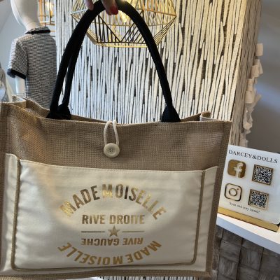 jute shopper met katoenen voorkant wit met gouden letters hoogte 36cm-breedte 46 cm helemaal van licht katoen geweven met zwarte katoenen hengsels