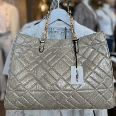 Morgan tas goud Deze super leuke tas is van het merk morgan de toi....erg chique afgewerkt met mooie accenten. De gouden stof is ook van mooie kwaliteit met een subtiel glittertje erin. Goud kleurige schakel kettingen als hengsels...een echte eyecatcher voor de zomer! hoogte 32cm breedte 40cm