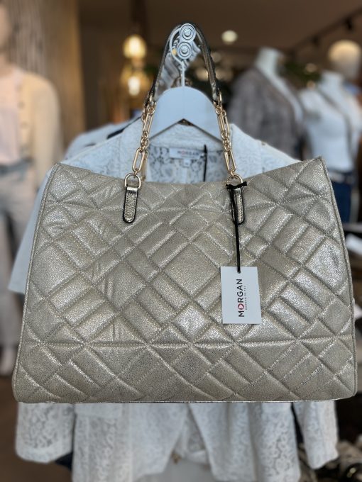 Morgan tas goud Deze super leuke tas is van het merk morgan de toi....erg chique afgewerkt met mooie accenten. De gouden stof is ook van mooie kwaliteit met een subtiel glittertje erin. Goud kleurige schakel kettingen als hengsels...een echte eyecatcher voor de zomer! hoogte 32cm breedte 40cm