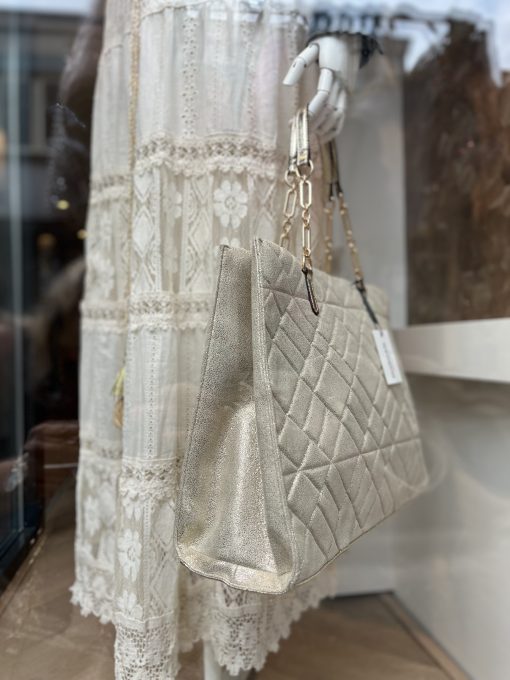 rok ibiza kant zand super leuke rok met verschillende lagen kant heerlijke luchtige katoen kwaliteit. Mooie lange lengte, met een dun elastiek in de taille waardoor deze rok one size gaat van maat 34 tot 44 heel elastisch oprekbaar...leuke details in het kant zeer goede kwalteit afgewerkt met gouden klosjes