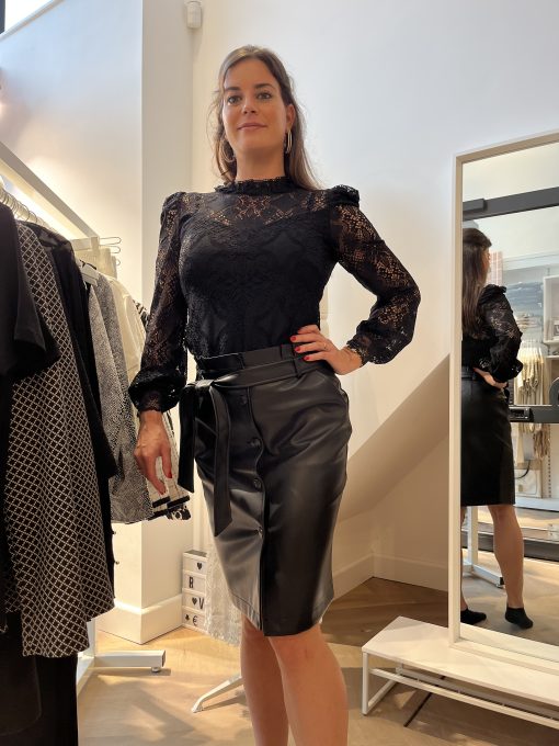 morgan kanten top zwart met pofmouwtje van stretch kant met een hoog aangesloten kraagje Mooi gevoerd van binnen zodat je geen extra basis top nodig hebt. Super leuk mooie kwaliteit van de nieuwe herfst/winter collectie van Morgan de toi!