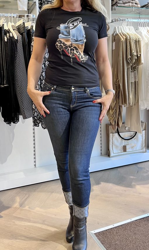 gaudi glittert tshirt met een leuke print van een high heel shoe met een pittig panter printje ingelegd met sparkling diamonts. Het model van het tshirt is strak full wear katoen met een mooi kapmouwtje voor een goede schouderlijn.