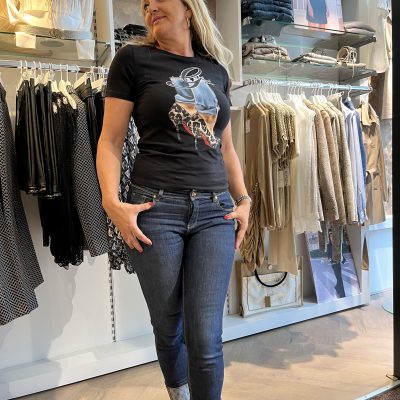 gaudi glittert tshirt met een leuke print van een high heel shoe met een pittig panter printje ingelegd met sparkling diamonts. Het model van het tshirt is strak full wear katoen met een mooi kapmouwtje voor een goede schouderlijn.