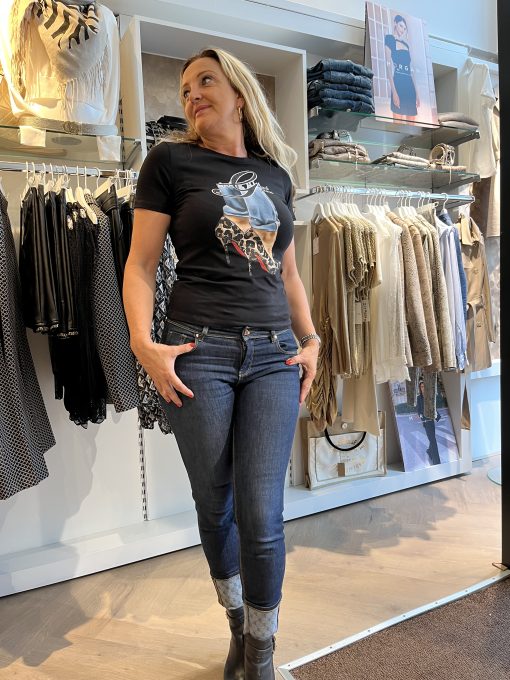 gaudi glittert tshirt met een leuke print van een high heel shoe met een pittig panter printje ingelegd met sparkling diamonts. Het model van het tshirt is strak full wear katoen met een mooi kapmouwtje voor een goede schouderlijn.