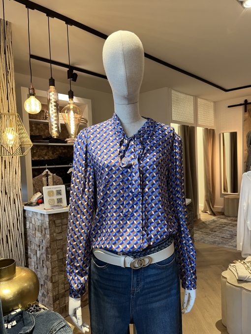 gaudi blouse viscose retro print heeft een losse en elegante pasvorm een hoog gesloten boordje bij de hals met een leuk sjaaltje waar je een losse strik in kan stylen... de zachte stof van een natuurlijk viscose materiaal zorgt voor de comfort en biedt de mogelijkheid om zowel strak als losjes te dragen terwijl de hoogwaardige print een vleugje stijl en persoonlijkheid uitstraalt