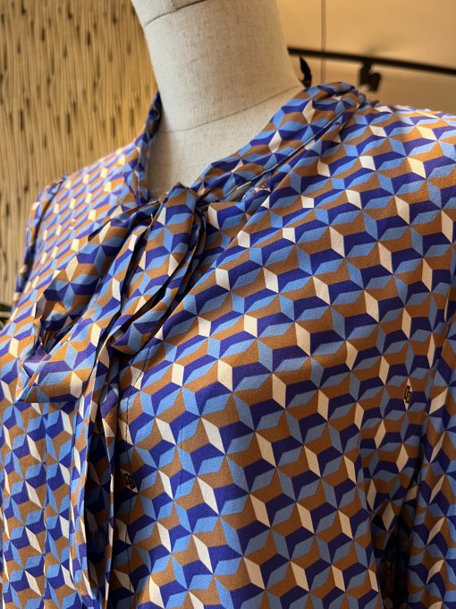 gaudi blouse viscose retro print heeft een losse en elegante pasvorm een hoog gesloten boordje bij de hals met een leuk sjaaltje waar je een losse strik in kan stylen... de zachte stof van een natuurlijk viscose materiaal zorgt voor de comfort en biedt de mogelijkheid om zowel strak als losjes te dragen terwijl de hoogwaardige print een vleugje stijl en persoonlijkheid uitstraalt