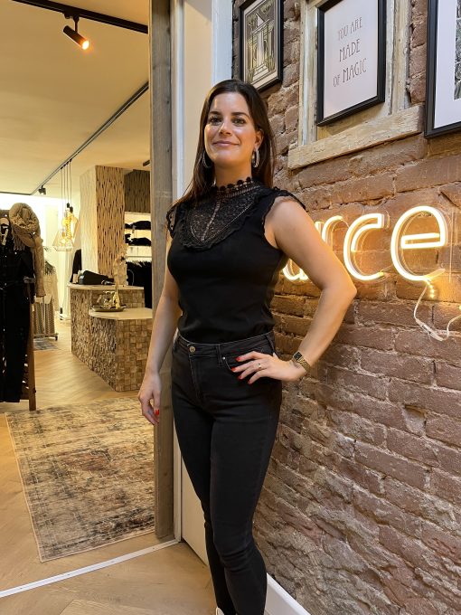 top zwart victoriaanse style deze leuke strech top is van een mooie dikke kwaliet strech gemaakt sluit mooi aan tekent niet. De hals is hoog mooi afgezet met een diep decolleté van kant het bordje zit niet te strak op de hals en kan gesloten worden met een knoopje in de achterkant van de nek. De mouw heeft een klein kapmouwtje die net de bovenkant van de schouder iets bedekt waardoor je een mooie rechte schouderlijn krijgt. Dit is een van onze best sellers in the store!