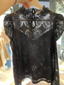kanten top zwart met pofmouwtje van stretch kant met een hoog aangesloten kraagje Mooi gevoerd van binnen zodat je geen extra basis top nodig hebt. Super leuk mooie kwaliteit van de nieuwe herfst/winter collectie van Morgan de toi!