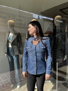 gaudi spijkerblouse met ster studs deze super leuke strech denim spijkerblouse is van ons nieuwe merk Dennie Rose jeans collection het is een lijn die gemaakt is van een hele mooie kwaliteit strech denim en hoogwaardige ster studs voor de afwerking van de hals lijn...Deze blouse is onderscheidend in zijn soort door het leuke en verrassende design. Een goede spijkerblouse gaat jaren mee en wordt door het dragen alleen maar mooier! een echte must have in your closet!