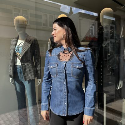 gaudi spijkerblouse met ster studs deze super leuke strech denim spijkerblouse is van ons nieuwe merk Dennie Rose jeans collection het is een lijn die gemaakt is van een hele mooie kwaliteit strech denim en hoogwaardige ster studs voor de afwerking van de hals lijn...Deze blouse is onderscheidend in zijn soort door het leuke en verrassende design. Een goede spijkerblouse gaat jaren mee en wordt door het dragen alleen maar mooier! een echte must have in your closet!