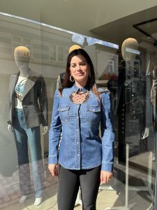 gaudi spijkerblouse met ster studs deze super leuke strech denim spijkerblouse is van ons nieuwe merk Dennie Rose jeans collection het is een lijn die gemaakt is van een hele mooie kwaliteit strech denim en hoogwaardige ster studs voor de afwerking van de hals lijn...Deze blouse is onderscheidend in zijn soort door het leuke en verrassende design. Een goede spijkerblouse gaat jaren mee en wordt door het dragen alleen maar mooier! een echte must have in your closet!