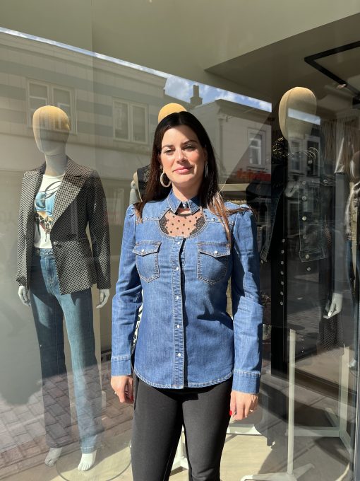gaudi spijkerblouse met ster studs deze super leuke strech denim spijkerblouse is van ons nieuwe merk Dennie Rose jeans collection het is een lijn die gemaakt is van een hele mooie kwaliteit strech denim en hoogwaardige ster studs voor de afwerking van de hals lijn...Deze blouse is onderscheidend in zijn soort door het leuke en verrassende design. Een goede spijkerblouse gaat jaren mee en wordt door het dragen alleen maar mooier! een echte must have in your closet!