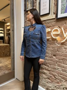 gaudi spijkerblouse met ster studs deze super leuke strech denim spijkerblouse is van ons nieuwe merk Dennie Rose jeans collection het is een lijn die gemaakt is van een hele mooie kwaliteit strech denim en hoogwaardige ster studs voor de afwerking van de hals lijn...Deze blouse is onderscheidend in zijn soort door het leuke en verrassende design. Een goede spijkerblouse gaat jaren mee en wordt door het dragen alleen maar mooier! een echte must have in your closet!