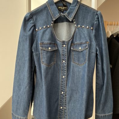 gaudi spijkerblouse met ster studs deze super leuke strech denim spijkerblouse is van ons nieuwe merk Dennie Rose jeans collection het is een lijn die gemaakt is van een hele mooie kwaliteit strech denim en hoogwaardige ster studs voor de afwerking van de hals lijn...Deze blouse is onderscheidend in zijn soort door het leuke en verrassende design. Een goede spijkerblouse gaat jaren mee en wordt door het dragen alleen maar mooier! een echte must have in your closet!