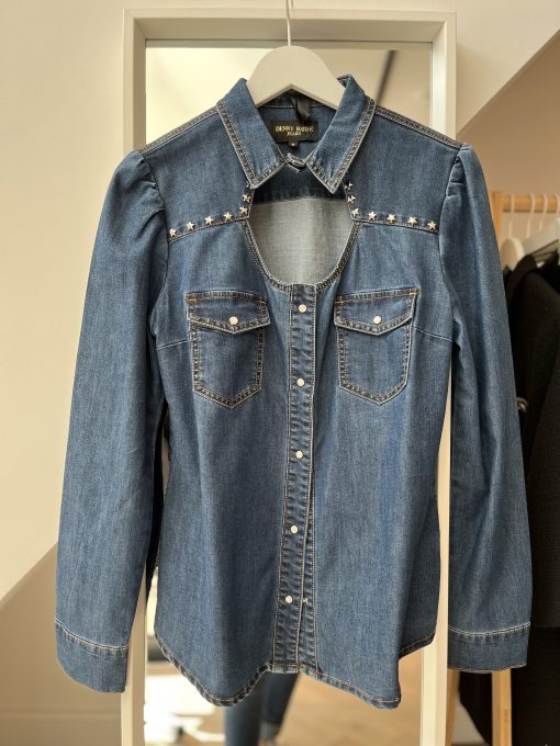 gaudi spijkerblouse met ster studs deze super leuke strech denim spijkerblouse is van ons nieuwe merk Dennie Rose jeans collection het is een lijn die gemaakt is van een hele mooie kwaliteit strech denim en hoogwaardige ster studs voor de afwerking van de hals lijn...Deze blouse is onderscheidend in zijn soort door het leuke en verrassende design. Een goede spijkerblouse gaat jaren mee en wordt door het dragen alleen maar mooier! een echte must have in your closet!