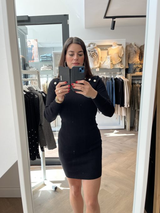 morgan zwart coljurkje met knopen op schouders van de herfst/winter collectie Morgan de toi. Dit leuke strech coljurkje is gemaakt van een lekker viscose blend fully body knit...dit betekend mooi gebreid in de vrouwelijke vormen. sluit perfect passend aan. Is leuk klassiek te combineren met een mooie panty, maar ook met een dikke maillot en een stoere laars is het een hele gave combi