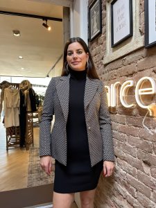morgan de toi blazer heeft een luxe uitstraling en een super goede strakke fit! met de schoudervulling en de mooi getailleerde taille geeft het direct een mooie vorm pasvorm! Het design en de stof geeft een zakelijk feestelijke uitstraling...heel goed breed te combineren....met spijkerbroek leren rok ook hebben wij mooie pantalons in onze collectie van dezelfde stof zo kan ook lekker combineren de blazer in sluitbaar met een zilverkleurige knoop
