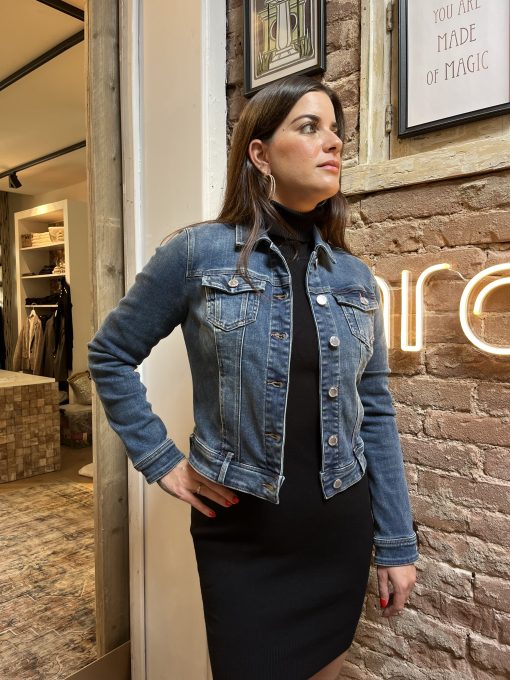 morgan spijkerjasje is een pittig model met een strakke taille lijn Het jasje is gemaakt van een mooie lichte kleur stone wash denim met lekker veel strech...waardoor het jasje ook goed strak aansluit. Dit spijkerjasje is heel makkelijk te combineren met alle stylen, over zomerjurkjes maar ook nu de herfst in aankomst is heel leuk met een oversized cashmere trui en een strakke suede legging.