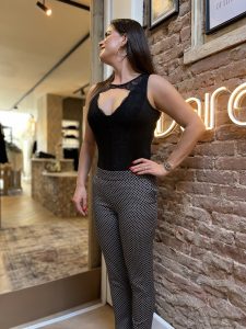body zwart kant van Morgan de toi dit model strech body is ontzetten makkelijk te dragen en te combineren Het heeft een goed lang lijfje waardoor deze ook heel comfortabel te dragen is. De halslijn heeft een laag uitgesneden lijn afgezet met een randje kant. Van boven in de hals is de body weer gesloten wat een leuk verrassend effect geeft. De body heeft een super gave achterkant helemaal van een chique kwaliteit kant in bloemen motief, als je je echt wilt onderscheiden en wilt shine op een feest...steek je haar omhoog en draag deze to die for body van Morgan de toi nieuwste collectie!