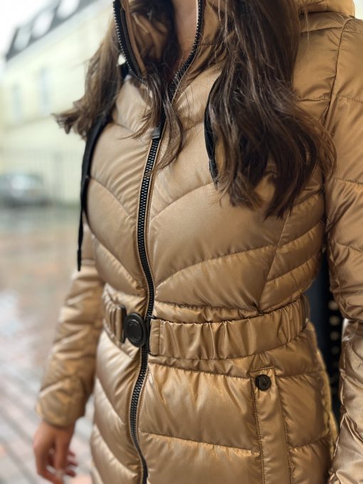 Morgan winterjas rosé glans Deze super leuke comfortabele winterjas model parka valt over de heupen tot boven de knie. Goed gewatteerd licht draagbaar en heerlijk warm voor de koudere dagen. De jas heeft een verstevigde capuchon die goed ruim om het hooft zit en toch voldoende bescherming geeft. De jas heeft leuke details, een mooie riem die helemaal in de style en het logo van het merk is...heel sportief chique, maar ook goed en comfortabel draagbaar.