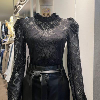 morgan kanten top zwart met pofmouwtje van stretch kant met een hoog aangesloten kraagje Mooi gevoerd van binnen zodat je geen extra basis top nodig hebt. Super leuk mooie kwaliteit van de nieuwe herfst/winter collectie van Morgan de toi!