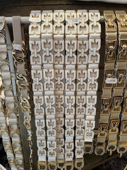 strech riem witte hermes schakels ...super leuke riem van elastiek heel rekbaar gaat van maat 32™44 met grote witte schakels met goud randjes