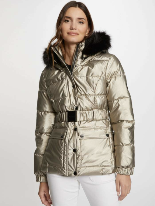 glans jas rosé morgan Deze winterjas van Morgan is een absolute must-have voor het koude seizoen. De jas heeft een prachtige glanzende rosé kleur, waardoor je stijlvol voor de dag komt. Het heeft leuke accenten en wordt geleverd met een mooie riem met het zwartkleurige Morgan logo, wat een trendy touch toevoegt aan de jas. Naast het modieuze aspect, biedt deze jas ook functionaliteit. Hij is heerlijk licht, waardoor je je vrij kunt bewegen zonder een zwaar gevoel te ervaren. Tegelijkertijd zorgt de jas ervoor dat je warm blijft, zelfs tijdens koude winterdagen. De jas valt ruim over de heupen en heeft een strakke taille, wat zorgt voor een flatterende pasvorm. De capuchon is verstevigd, zodat hij een beetje blijft staan en niet plat op het hoofd zit. Dit geeft zowel bescherming tegen de elementen als een chic detail aan de jas. Met deze winterjas van Morgan combineer je stijl en comfort. Het is een veelzijdige jas die elke outfit een trendy boost geeft tijdens de koude seizoenen.