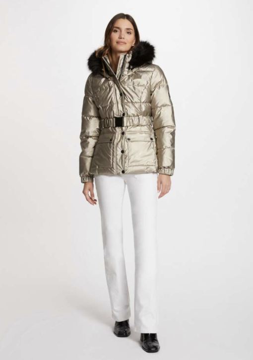 glans jas rosé morgan Deze winterjas van Morgan is een absolute must-have voor het koude seizoen. De jas heeft een prachtige glanzende rosé kleur, waardoor je stijlvol voor de dag komt. Het heeft leuke accenten en wordt geleverd met een mooie riem met het zwartkleurige Morgan logo, wat een trendy touch toevoegt aan de jas. Naast het modieuze aspect, biedt deze jas ook functionaliteit. Hij is heerlijk licht, waardoor je je vrij kunt bewegen zonder een zwaar gevoel te ervaren. Tegelijkertijd zorgt de jas ervoor dat je warm blijft, zelfs tijdens koude winterdagen. De jas valt ruim over de heupen en heeft een strakke taille, wat zorgt voor een flatterende pasvorm. De capuchon is verstevigd, zodat hij een beetje blijft staan en niet plat op het hoofd zit. Dit geeft zowel bescherming tegen de elementen als een chic detail aan de jas. Met deze winterjas van Morgan combineer je stijl en comfort. Het is een veelzijdige jas die elke outfit een trendy boost geeft tijdens de koude seizoenen.