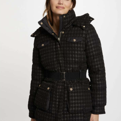 morgan jas zwart gival print Deze prachtige luxe winter jas van het merk Morgan de toi❤️ is een absolute must-have voor de koude wintermaanden. De jas is niet alleen licht in gewicht, maar ook heerlijk warm en comfortabel om te dragen. Het hoogwaardige materiaal met een leuk doorgestikt patroon zorgt voor een extra glamour uitstraling. De jas is prachtig doorgestikt en afgewerkt met luxe gouden details, waardoor je er stijlvol uitziet, zelfs in de meest winterse omstandigheden. Deze jas heeft een capuchon welke goed opgevuld is en ook mooi in model blijft staan,  Dit geeft niet alleen een luxueuze touch aan de jas, maar biedt ook extra warmte en bescherming tegen de koude wind en sneeuw. De jas is ontworpen met oog voor detail en functionaliteit. Hij heeft meerdere zakken, waardoor je belangrijke spullen veilig kunt opbergen. Daarnaast is de jas voorzien van een ritssluiting en drukknopen, zodat je hem gemakkelijk kunt sluiten en openen. Deze morgan winter jas zwart is de perfecte combinatie van stijl, comfort en functionaliteit. Met zijn mooie dikke stof, doorgestikte patroon en luxe gouden details zul je zeker de aandacht trekken. Draag deze jas en straal tijdens de wintermaanden met een perfecte mix van glamour en functionaliteit.