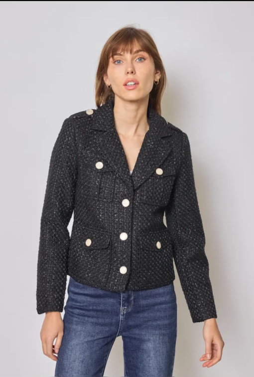 chanel look boucle jasje straalt de tijdloze charme uit van de klassieke Chanel-stijl. Gemaakt van een prachtig, dikke stof biedt het een luxe gevoel en uitstekende warmte, perfect voor de koude wintermaanden. De textuur van het materiaal voegt niet alleen stijl toe, maar ook een aangenaam comfort, waardoor dit jasje een onweerstaanbare keuze is voor elke modebewuste vrouw. Het model heeft een pittige snit die de vrouwelijke vormen prachtig accentueert. De voorzijde is voorzien van opvallende vierkante zakjes, die zowel functioneel als trendy zijn, en een speelse twist aan het ontwerp geven. De jasje is zorgvuldig afgewerkt met luxe knopen die een vleugje verfijning en elegantie toevoegen. Met een ideale balans tussen klassiek en modern, is dit boucle jasje perfect te combineren met zowel een chique outfit voor zakelijke gelegenheden als een casual look voor een avondje uit. Dit jasje is onmisbaar in elke wintergarderobe en belooft een statement te maken bij elke gelegenheid.