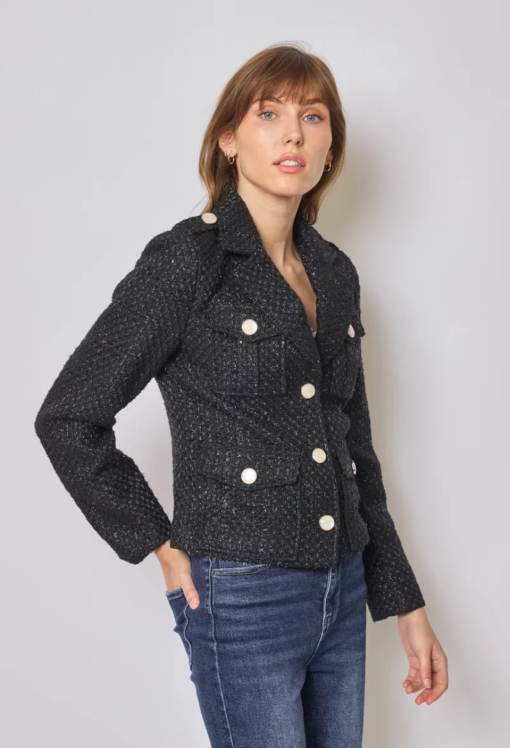 chanel look boucle jasje straalt de tijdloze charme uit van de klassieke Chanel-stijl. Gemaakt van een prachtig, dikke stof biedt het een luxe gevoel en uitstekende warmte, perfect voor de koude wintermaanden. De textuur van het materiaal voegt niet alleen stijl toe, maar ook een aangenaam comfort, waardoor dit jasje een onweerstaanbare keuze is voor elke modebewuste vrouw. Het model heeft een pittige snit die de vrouwelijke vormen prachtig accentueert. De voorzijde is voorzien van opvallende vierkante zakjes, die zowel functioneel als trendy zijn, en een speelse twist aan het ontwerp geven. De jasje is zorgvuldig afgewerkt met luxe knopen die een vleugje verfijning en elegantie toevoegen. Met een ideale balans tussen klassiek en modern, is dit boucle jasje perfect te combineren met zowel een chique outfit voor zakelijke gelegenheden als een casual look voor een avondje uit. Dit jasje is onmisbaar in elke wintergarderobe en belooft een statement te maken bij elke gelegenheid.