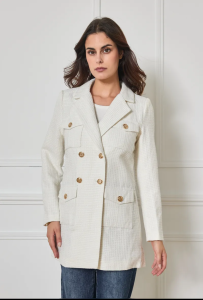 blazer klassiek winters wit straalt de tijdloze charme uit van de klassieke Chanel-stijl. Gemaakt van een prachtig, dikke stof biedt het een luxe gevoel en uitstekende warmte, perfect voor de koude wintermaanden. De textuur van het materiaal voegt niet alleen stijl toe, maar ook een aangenaam comfort, waardoor dit jasje een onweerstaanbare keuze is voor elke modebewuste vrouw. Het model heeft een pittige snit die de vrouwelijke vormen prachtig accentueert. De voorzijde is voorzien van opvallende vierkante zakjes, die zowel functioneel als trendy zijn, en een speelse twist aan het ontwerp geven. De jasje is zorgvuldig afgewerkt met luxe knopen die een vleugje verfijning en elegantie toevoegen. Met een ideale balans tussen klassiek en modern, is dit boucle jasje perfect te combineren met zowel een chique outfit voor zakelijke gelegenheden als een casual look voor een avondje uit. Dit jasje is onmisbaar in elke wintergarderobe en belooft een statement te maken bij elke gelegenheid.